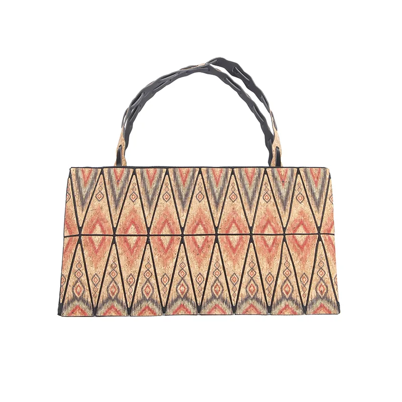Bolsa de corcho ecológica con entramado geométrico
